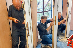Measuring-wooden-doors-for-locks