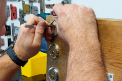 Picking-a-euro-cylinder